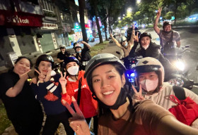 Khánh Vân đi xe máy cùng fan, rong ruổi trời khuya, tặng quà cho các hoàn cảnh khó khăn