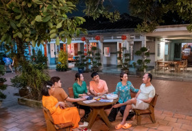 Gia đình Thu Trang – Tiến Luật rối loạn vì “bà dì” dính nợ nần cờ bạc