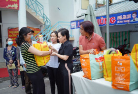 Gia đình Việt Hương – Hoài Phương tặng quà Tết cho 250 hộ dân khó khăn