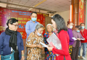 NSƯT Trịnh Kim Chi cùng nhiều mạnh thường quân trao quà từ thiện dịp Tết