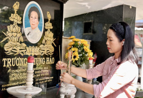 NSƯT Trịnh Kim Chi sửa sang chùa Nghệ sĩ đón Tết