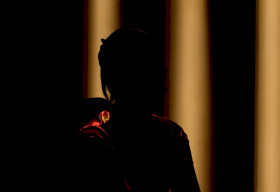 Vợ xót xa nhìn chồng ngoại tình với em dâu, mẹ chồng ủng hộ