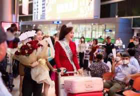 Á hậu 1 Mrs Universe 2023 Hoàng Thanh Nga về nước, fan vây kín tại sân bay