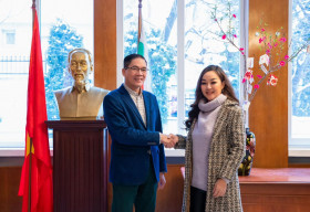 Á hậu 1 Mrs Universe 2023 Hoàng Thanh Nga thăm Đại sứ quán Việt Nam tại Bulgaria