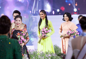 Hoa hậu H’Hen Niê diện lại áo dài cũ tại khai mạc ‘Lễ hội Áo dài TP.HCM’
