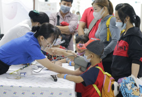 Thăm khám miễn phí cho 1.000 trẻ em khó khăn bị ảnh hưởng bởi Covid-19