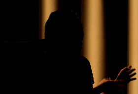 Cô gái mê tình, đem gia sản trả nợ cho chồng người ta