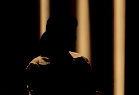 Người vợ suy sụp khi chồng ngoại tình với bạn thân của con gái