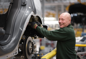 Jaguar Land Rover đầu tư 15 tỷ bảng Anh, tăng tốc cho tương lai điện hóa hiện đại