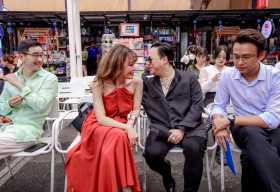 Nhà văn Amanda Huỳnh ngượng ngùng khi MC Tùng Leo xăm tên mình trên tay