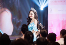 Hoa hậu Thanh Nga đội vương miện đến chúc mừng Á hậu Phương Nhi