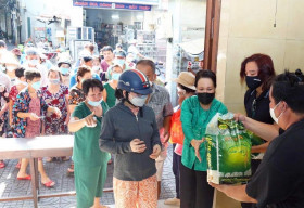 Việt Hương – Hoài Phương phát tặng 10 tấn gạo cho người dân nghèo nhân giỗ mẹ