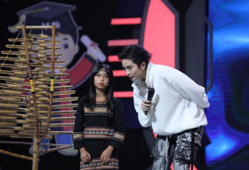 Hari Won bất ngờ chạy lên sân khấu để nhận con gái Y Thiên An 