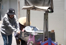 Ngọc Châu để mặt mộc, loay hoay bán bún riêu giúp đỡ gia đình bà cụ 90 tuổi
