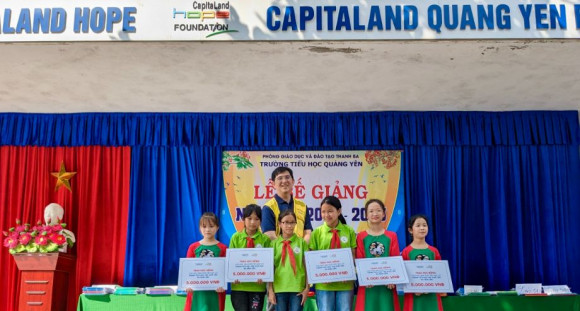CapitaLand Development hỗ trợ dụng cụ học tập cho 1.400 học sinh của 4 trường tại Việt Nam