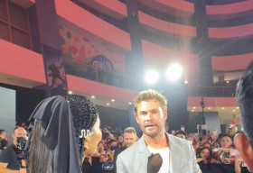 H’Hen Niê phỏng vấn nam diễn viên Chris Hemsworth trên thảm đỏ