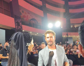 H’Hen Niê phỏng vấn nam diễn viên Chris Hemsworth trên thảm đỏ