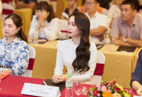 Hoa hậu Ban Mai thanh lịch áo dài gấm, làm đại sứ lễ hội tại Đà Nẵng