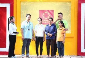 MC Quyền Linh tặng tiền xây nhà vệ sinh cho gia đình 6 mẹ con