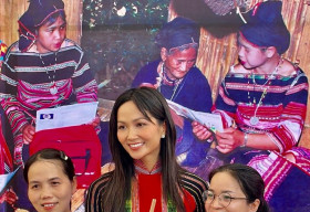 Hoa hậu H’Hen Niê liên tiếp nhận bằng khen “Nghệ sĩ vì cộng đồng”