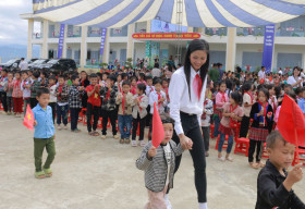 H’Hen Niê đeo khăn quàng đỏ, dự khai giảng năm học mới tại Lai Châu