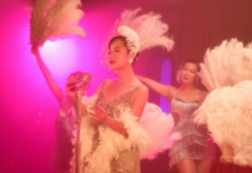 Không chỉ hát, Lâm Vỹ Dạ còn viết kịch bản, khoe vũ đạo trong MV Hoa Giấy