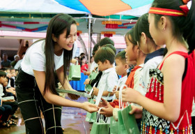 Hoa hậu H’Hen Niê trao thư viện thân thiện Room To Read thứ 07 tại Gia Lai