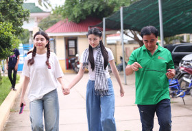 Xuýt xoa trước nhan sắc 2 ái nữ nhà Quyền Linh khi đến phim trường thăm bố