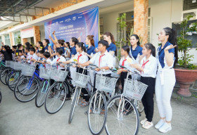 Top 55 Hoa hậu Hoàn vũ Việt Nam ‘tiếp bước đến trường’ cho các em nhỏ khó khăn
