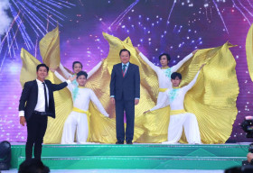 NGƯT – TS Phạm Hữu Lộc và thầy giáo Nguyễn Phương gây bất ngờ vào ngày lễ kỷ niệm thành lập trường