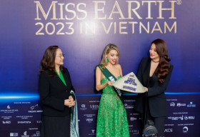 Trương Ngọc Ánh trao sash, tặng nón lá cho thí sinh Miss Earth 2023