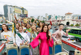 90 thí sinh Miss Earth 2023 rạng rỡ trải nghiệm xe buýt 2 tầng, tham quan TPHCM