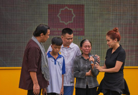NSND Tự Long và MC Thanh Vân Hugo xúc động khi chứng kiến hoàn cảnh của em nhỏ mồ côi