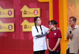 Hồ Bích Trâm khóc nghẹn, đồng cảm với nỗi đau mất cha của trẻ mồ côi