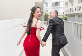 Vợ chồng Thu Trang – Tiến Luật tình tứ ‘thả thính’ nhau giữa sự kiện