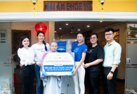 Hoa hậu Xuân Hạnh và á hậu Hoàng Nhung trao tủ thuốc cho Mái ấm Chúc Từ
