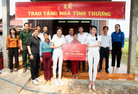Xuân Hạnh, Hoàng Nhung trao quà Tết cho bà con nghèo tỉnh Long An