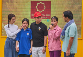 MC Quyền Linh xúc động, quyết bỏ tiền túi tặng các em nhỏ mồ côi