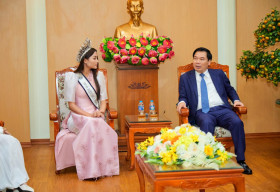 Hoa hậu Xuân Hạnh báo cáo thành tích với lãnh đạo tỉnh Ninh Bình