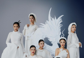 ‘Dàn hậu Hoàn vũ’ khoe sắc cuối năm bên linh vật rồng