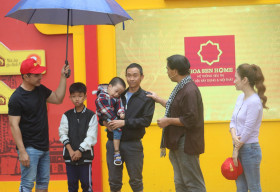 MC Quyền Linh lo lắng cho hoàn cảnh người đàn ông mất vợ, vừa chăm sóc hai con trai