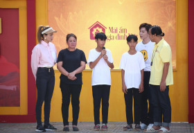 Erik xúc động, quyết định tặng xe đạp điện cho em nhỏ mồ côi
