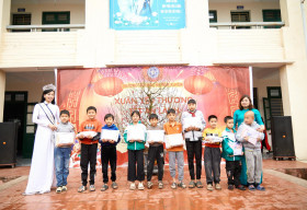 Á hậu Hoàng Nhung về quê ngoại trao quà cho bà con khó khăn