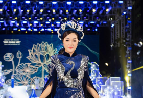 Hoa hậu Hoàng Thanh Nga rạng rỡ trình diễn tại Lễ Hội Áo Dài 2024