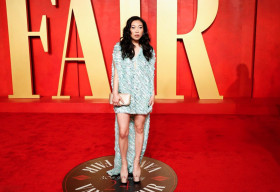 Ngôi sao Hollywood Awkwafina diện thiết kế của Công Trí dự tiệc hậu Oscar 2024