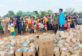 ‘Cùng Trạng sẻ chia’ trao tận tay 300 phần quà cho các em nhỏ AE H’Leo