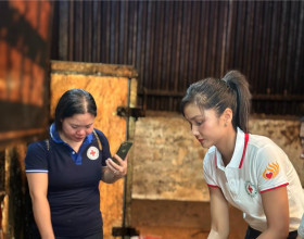 Hoa hậu H’Hen Niê vào bếp nấu ăn cho học sinh tại Điện Biên