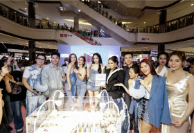Hồ Ngọc Hà ra mắt dòng son cho phụ nữ thế hệ mới với chất liệu jeans