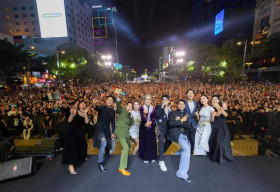 Lý Hải cùng dàn cast Lật Mặt 7 “ra mắt” hàng nghìn khán giả tại Phố đi bộ Nguyễn Huệ
