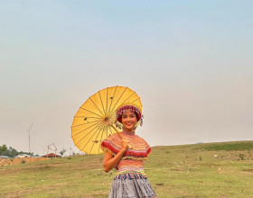 Hoa hậu H’Hen Niê hoá thành cô gái H’Mông, vừa nhảy múa vừa hát trên đồi